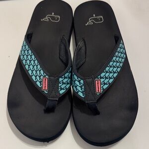 Vineyard Vines Men's Black and Blue Whale Flip Flops